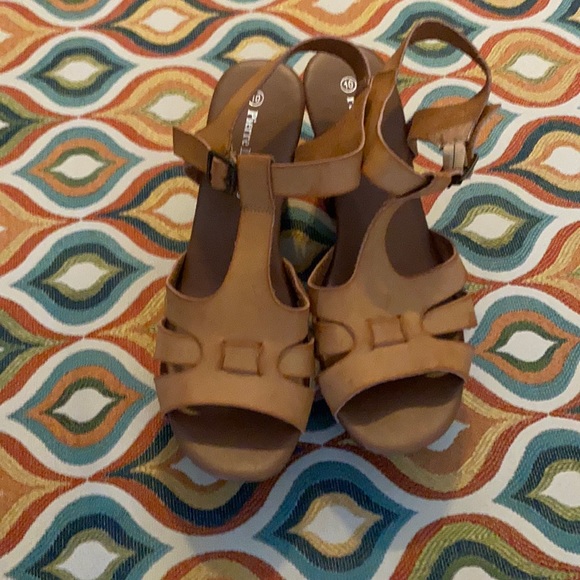 Pierre Dumas Shoes - 70s style platform sandals
